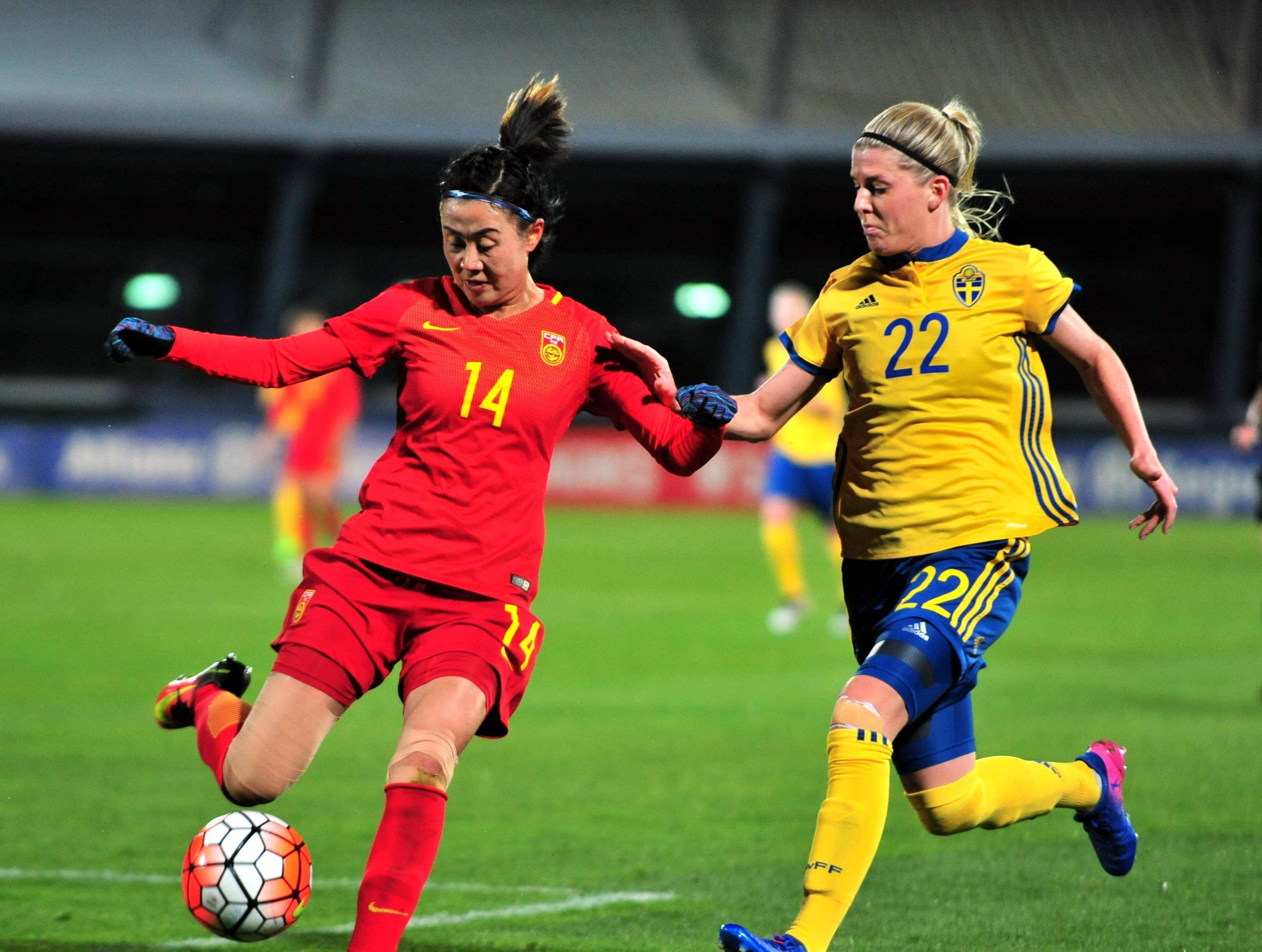 中国女足队员在国际比赛中团结一致取胜