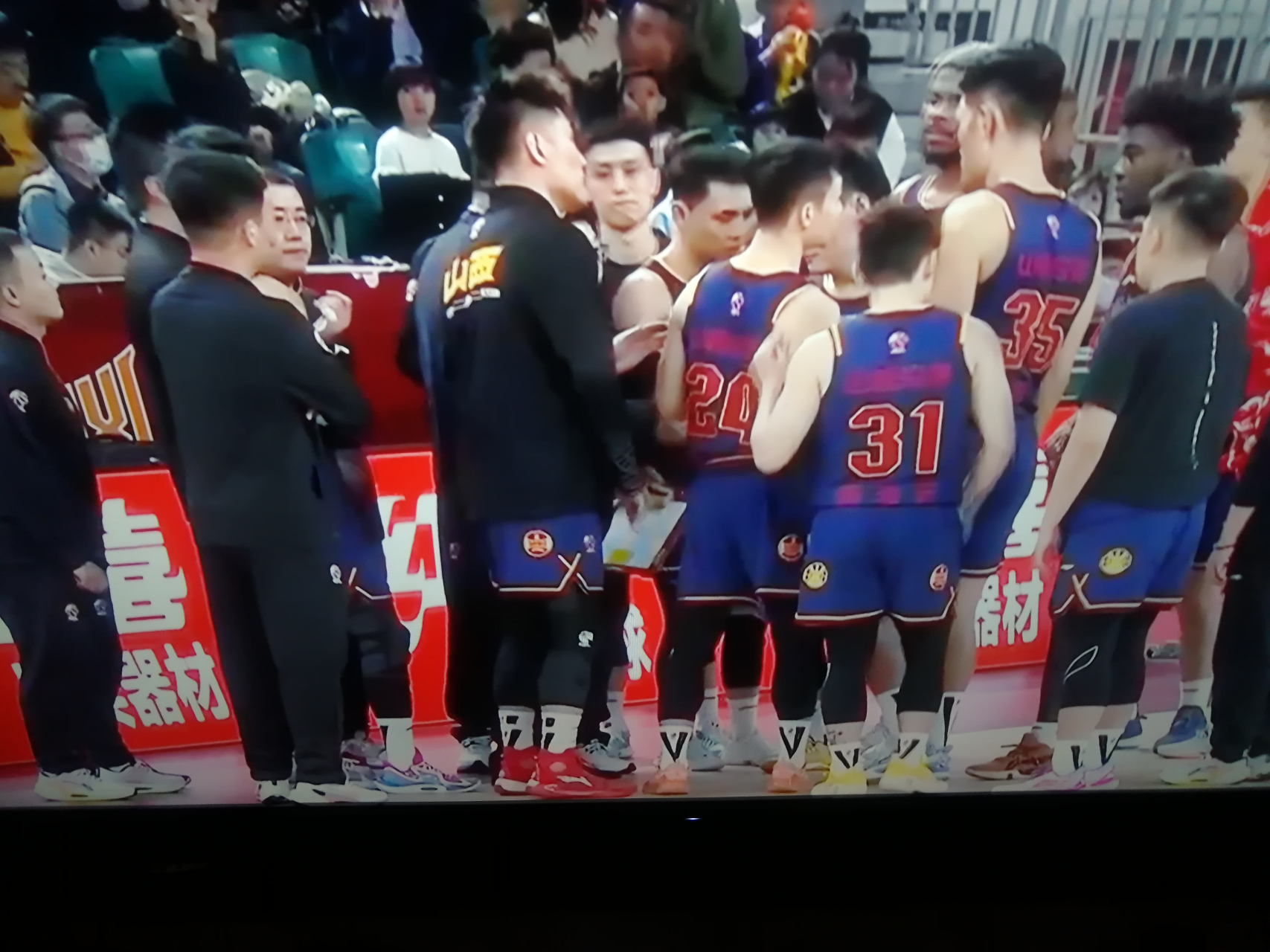 关于河南男篮与辽宁男篮对决，球场激烈氛围高涨的信息