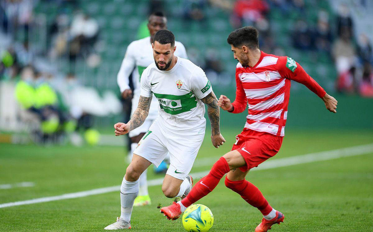 包含罗马新援表现抢眼，球队士气大振的词条