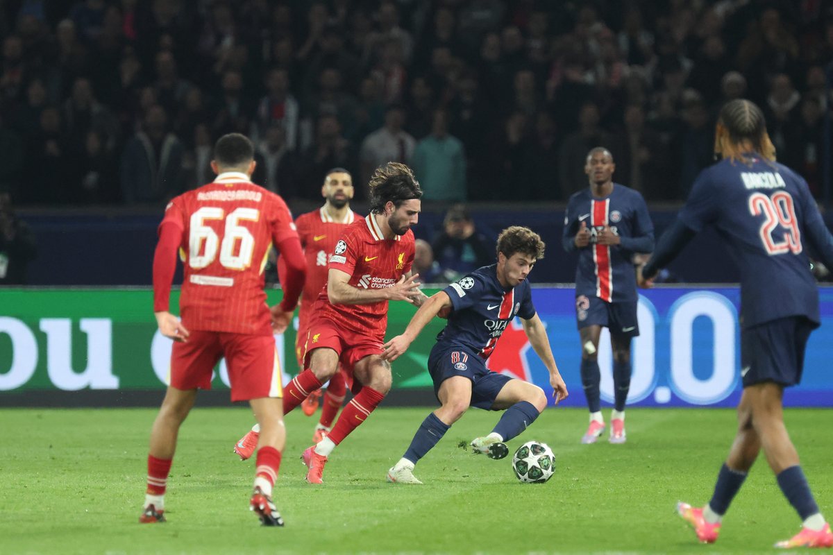 欧洲预选赛精彩对抗，球员拼尽绝对