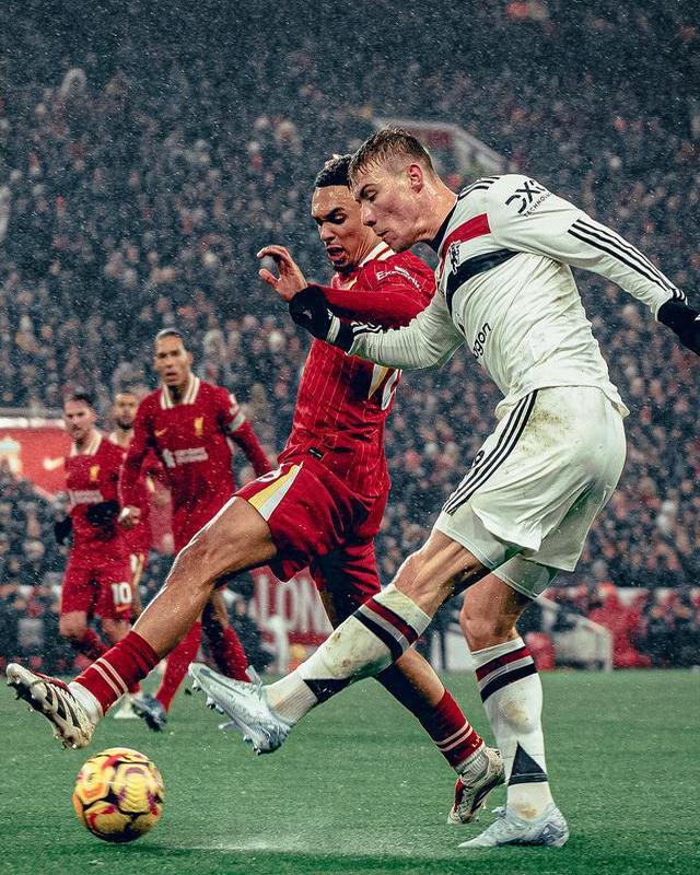 包含曼联主场告捷，英超争冠悬念越发扑朔迷离的词条