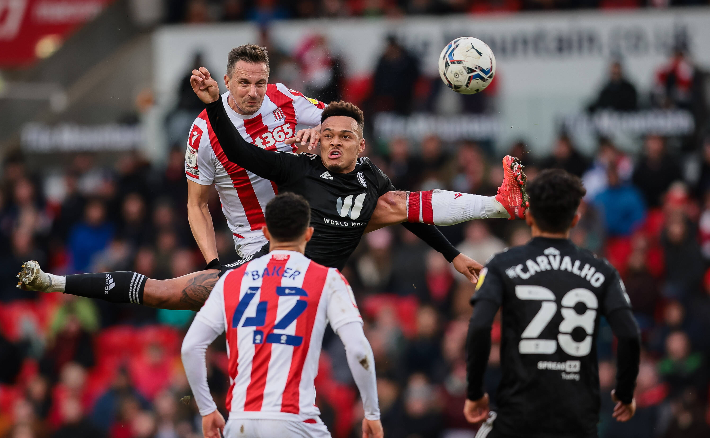 包含哈德斯菲尔德主场失利，提前降级的压力增加的词条