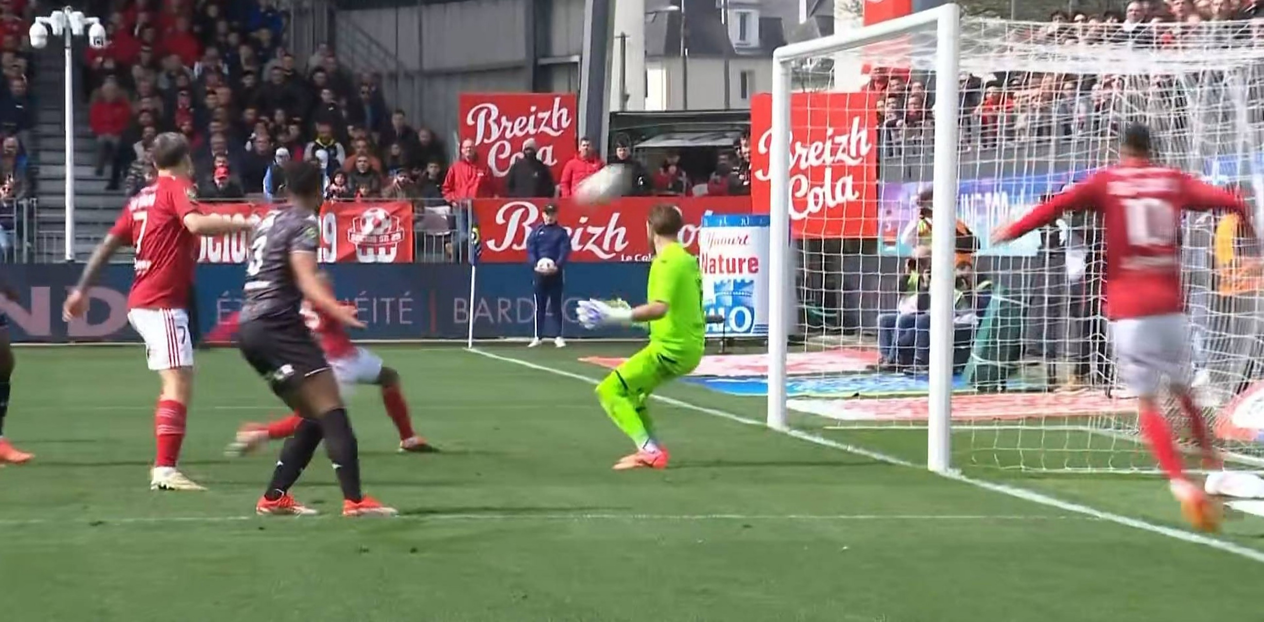 关于卡昂客场大败，法甲保级形势雪上加霜的信息