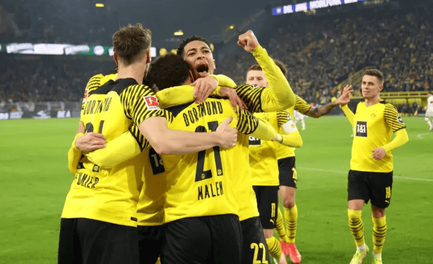 包含精彩对决：国际足坛激情对决热力激荡的词条