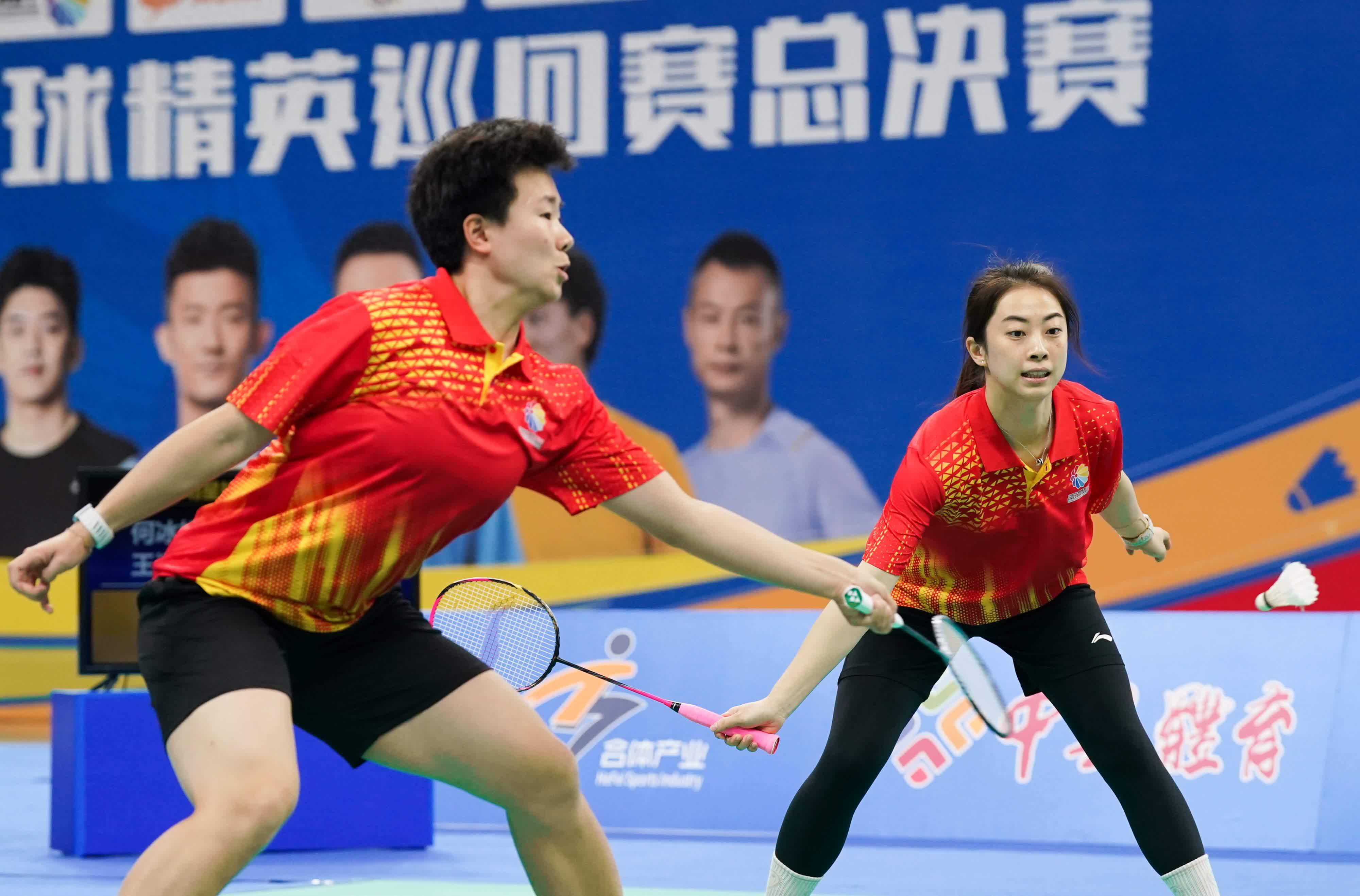 羽毛球男双决赛现场高潮迭起，印尼选手全力冲刺夺冠！