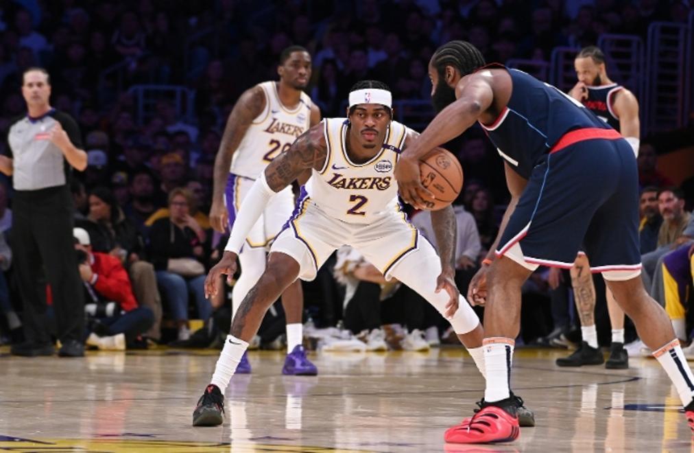 湖人队员场上互动，全员合力以团结对抗强敌的简单介绍