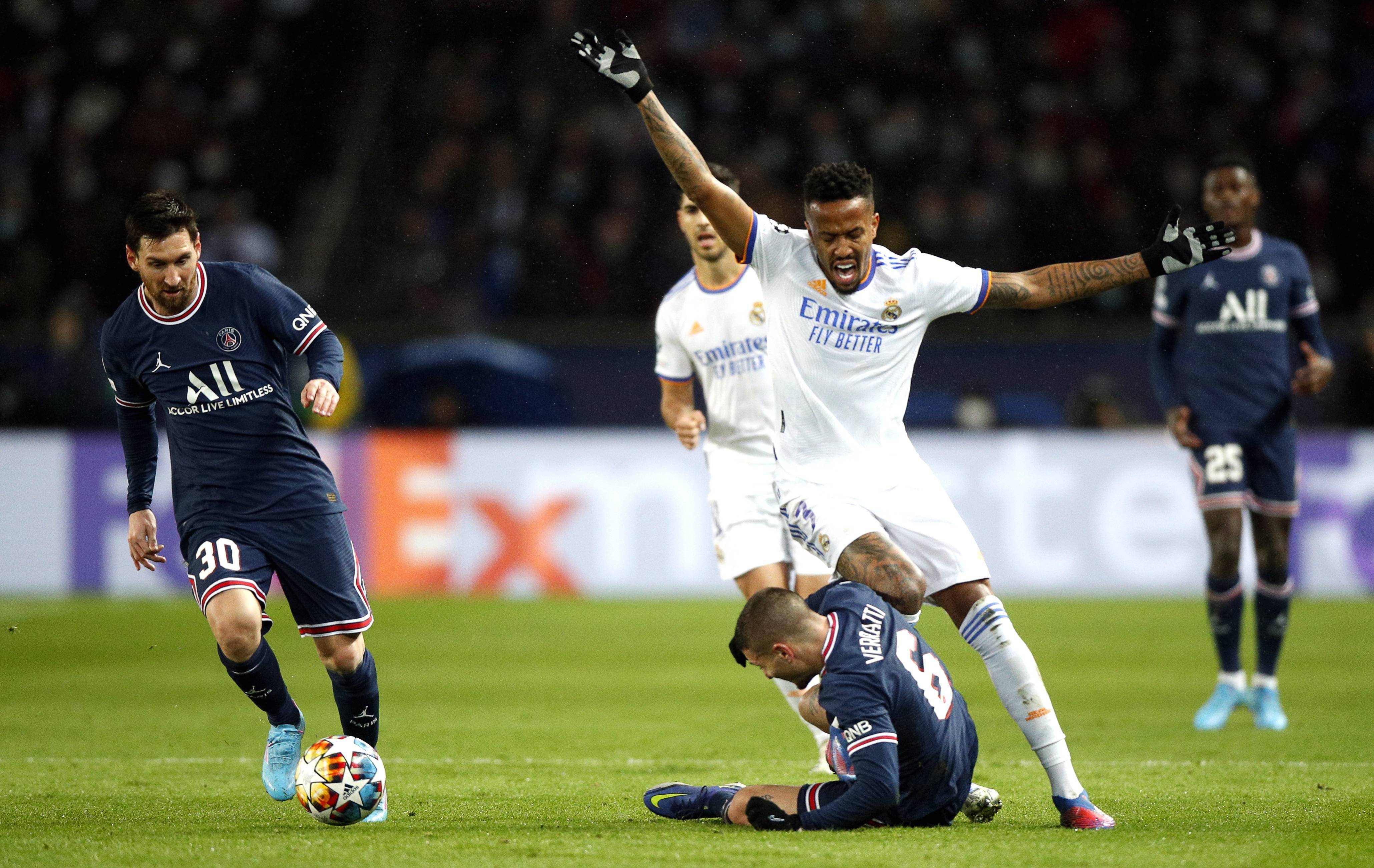 足球明星们在欧冠比赛中表现出色