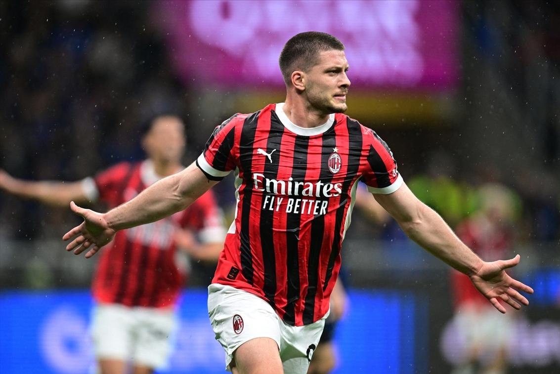 包含国米再胜AC米兰，紧追榜首的词条