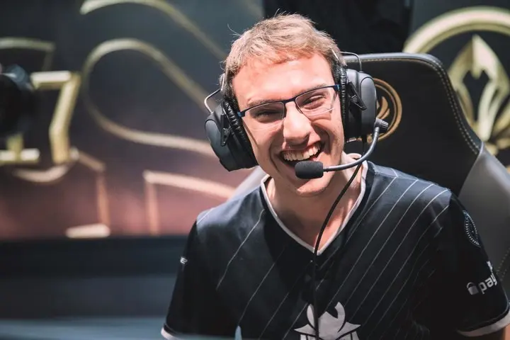 关于FNC碾压CLG，Perkz统治全场的信息