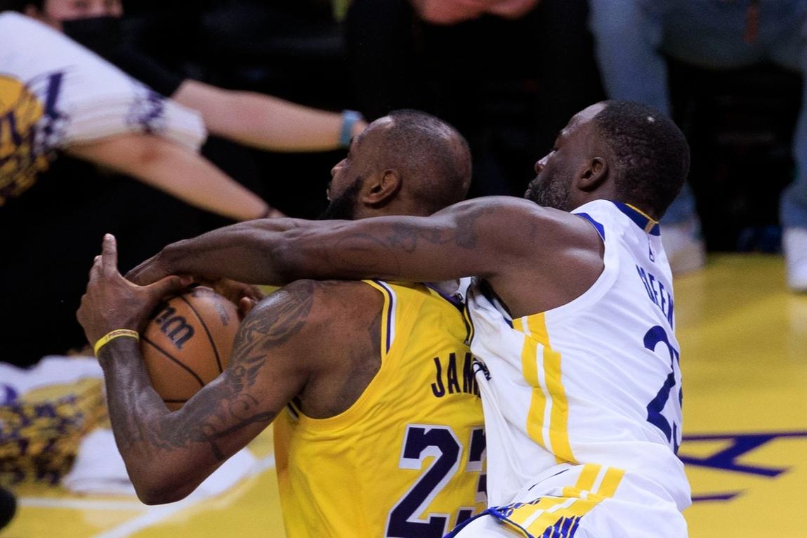 包含勇士在主场力克湖人，取得三连胜的词条