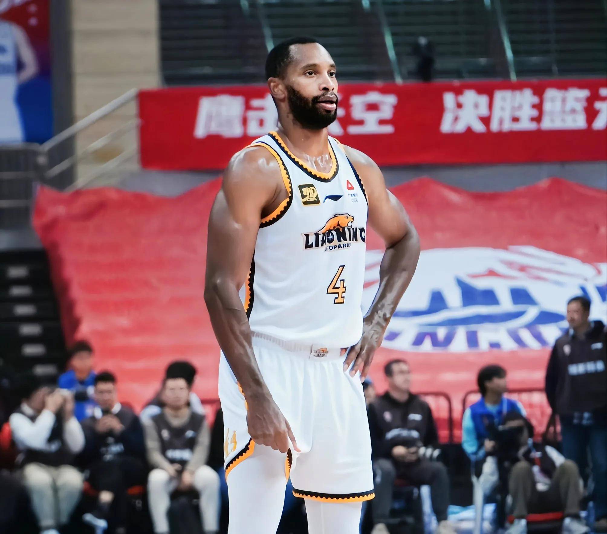 南韩男篮强势日本男篮，詹姆斯爆发神勇